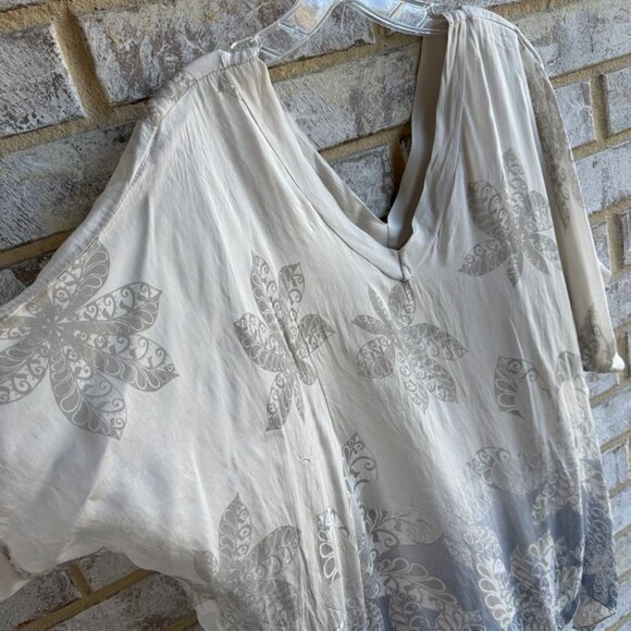 Gigi Moda Short Sleeve V-Neck Silk Leaf Print Blouse Women's Size L - Picture 6 of 7